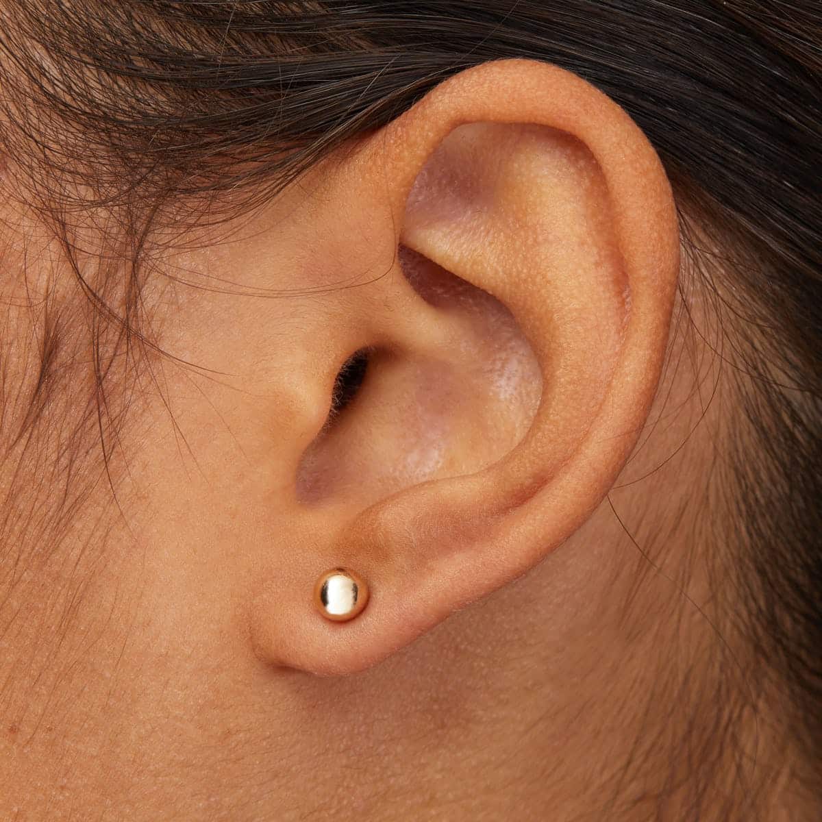 ゴールドの球体のイヤリングは完璧なウェディングアクセサリーです