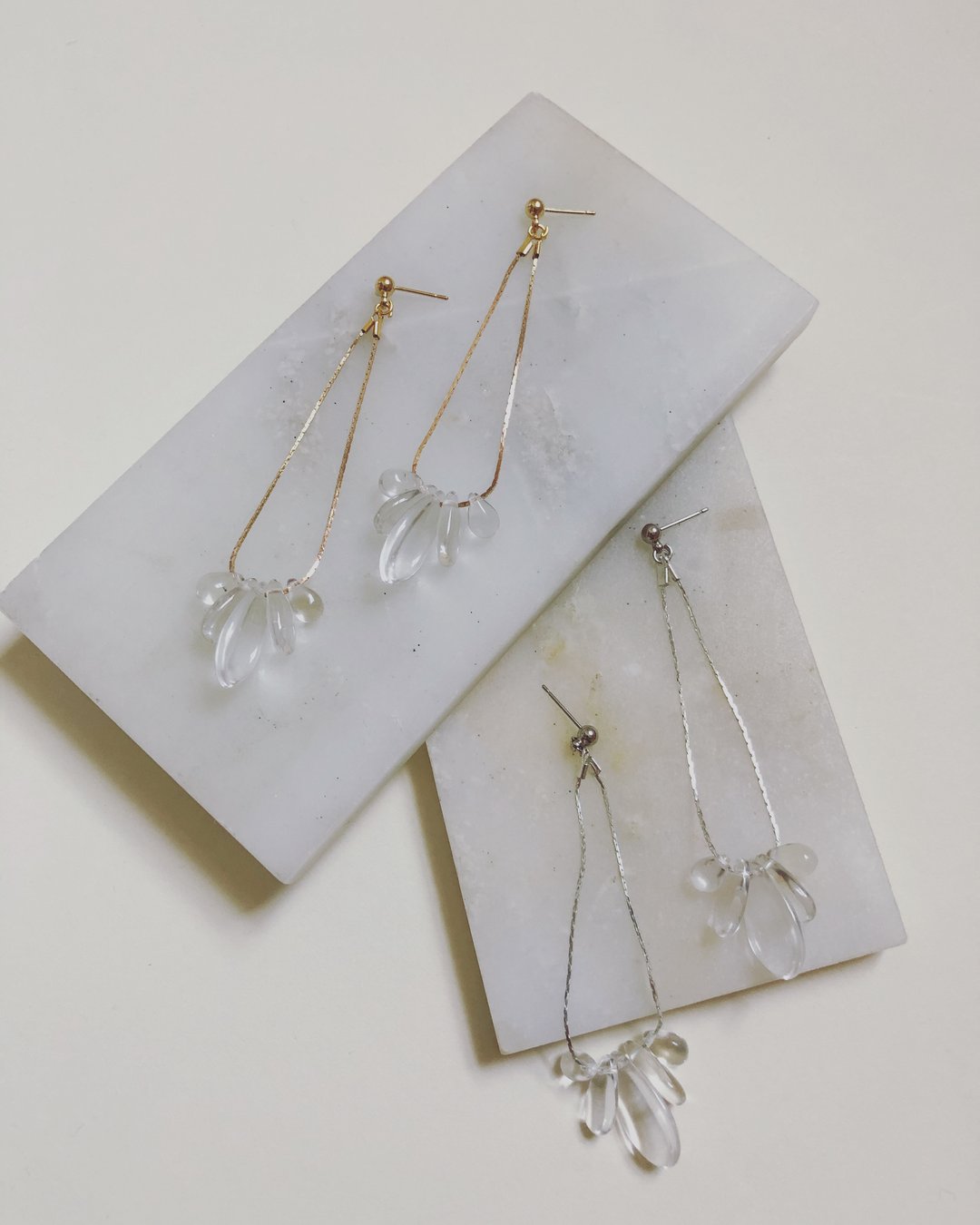 大理石のトレイにイヤリングをドロップ