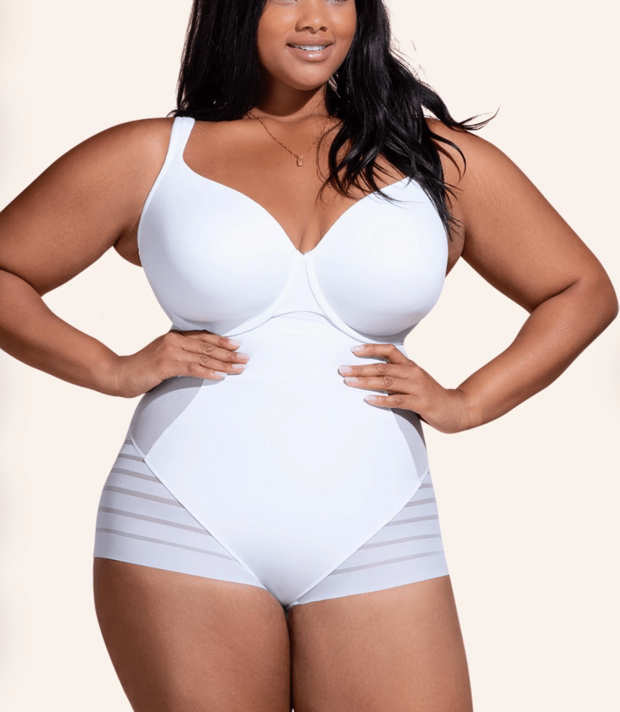 白いシェイプウェアを着た女性