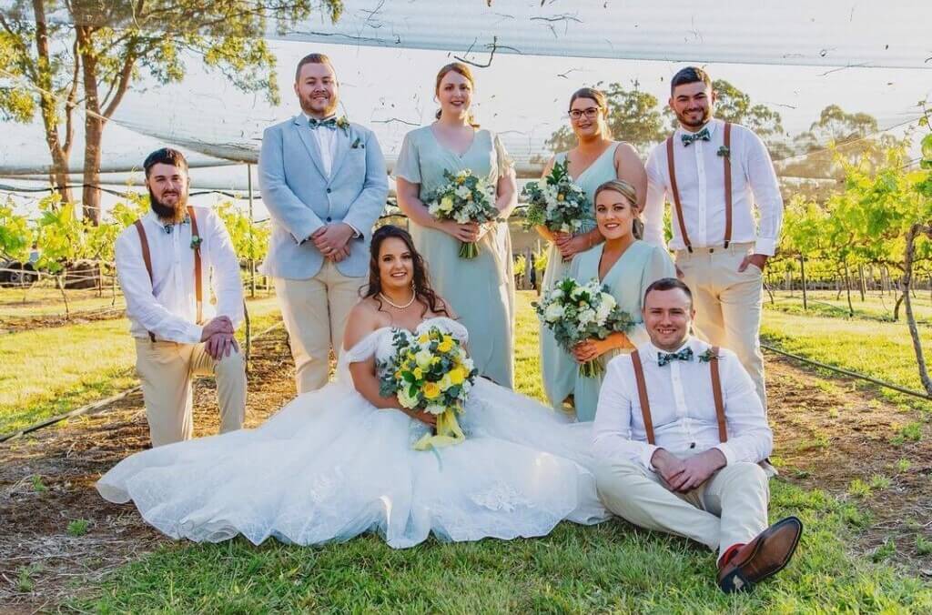 glückliche Hochzeit mit der Familie, Braut im A-Linien-Hochzeitskleid Cocomelody aus SpitzeCW2169