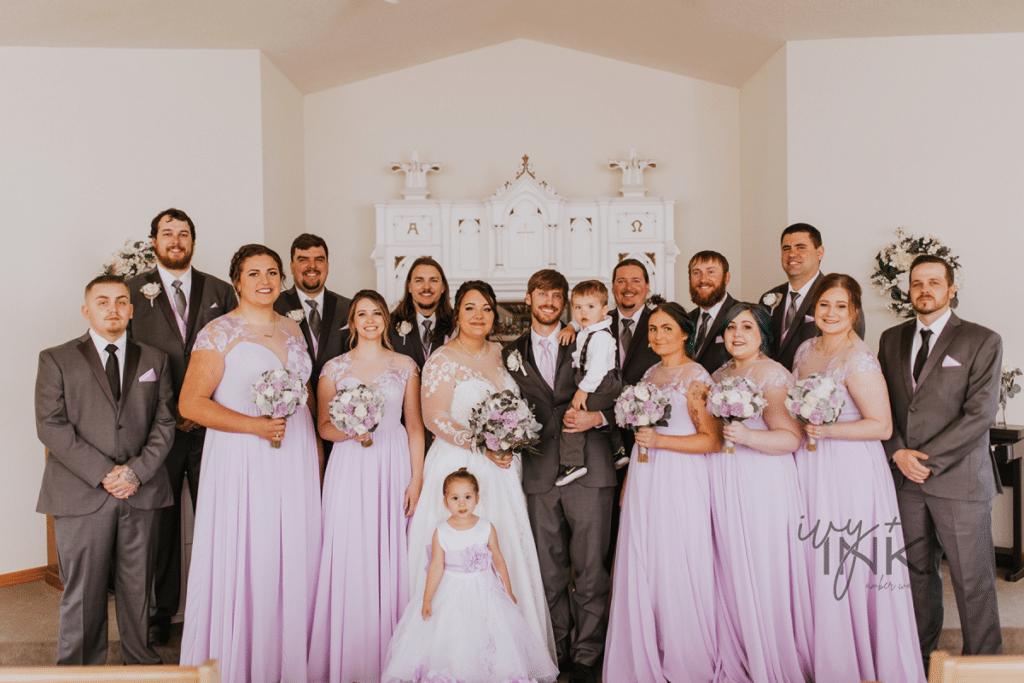 Hochzeitsplanung im Innenbereich, erschwingliches maßgeschneidertes Hochzeitskleid, lila Brautjungfernkleid