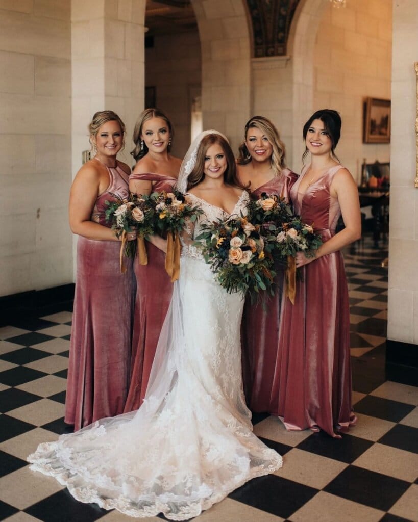 robes de demoiselle d'honneur en velours rose poussiéreux