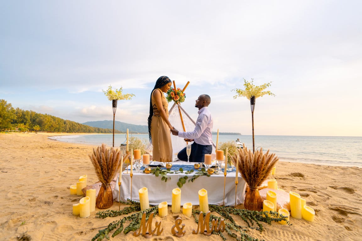 Picnic proposal on the beach