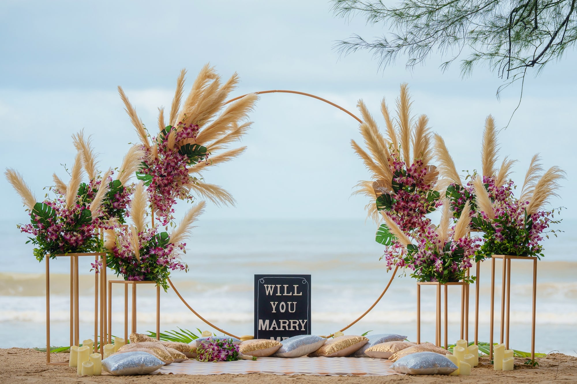 Propuesta de matrimonio con arco de medio punto y Flores